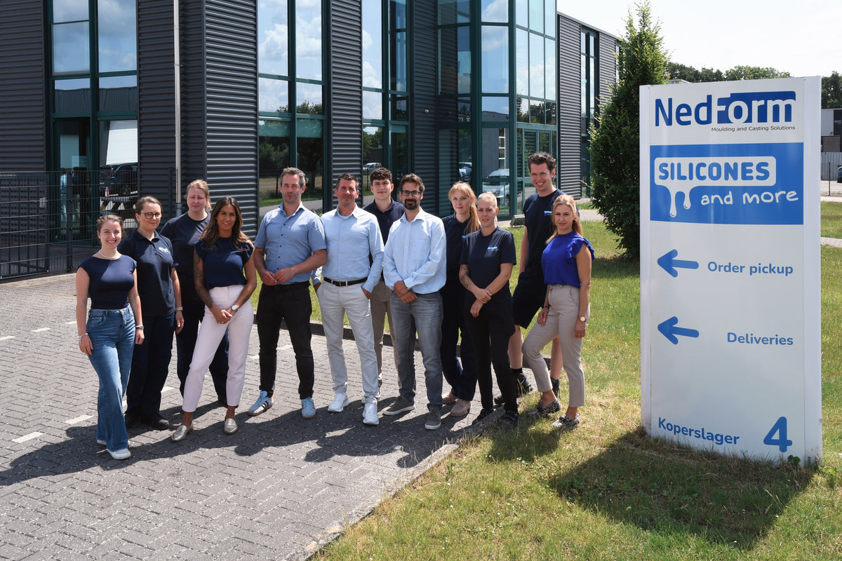 Siliconen afwegen en mengen in het lab van Silicones and More